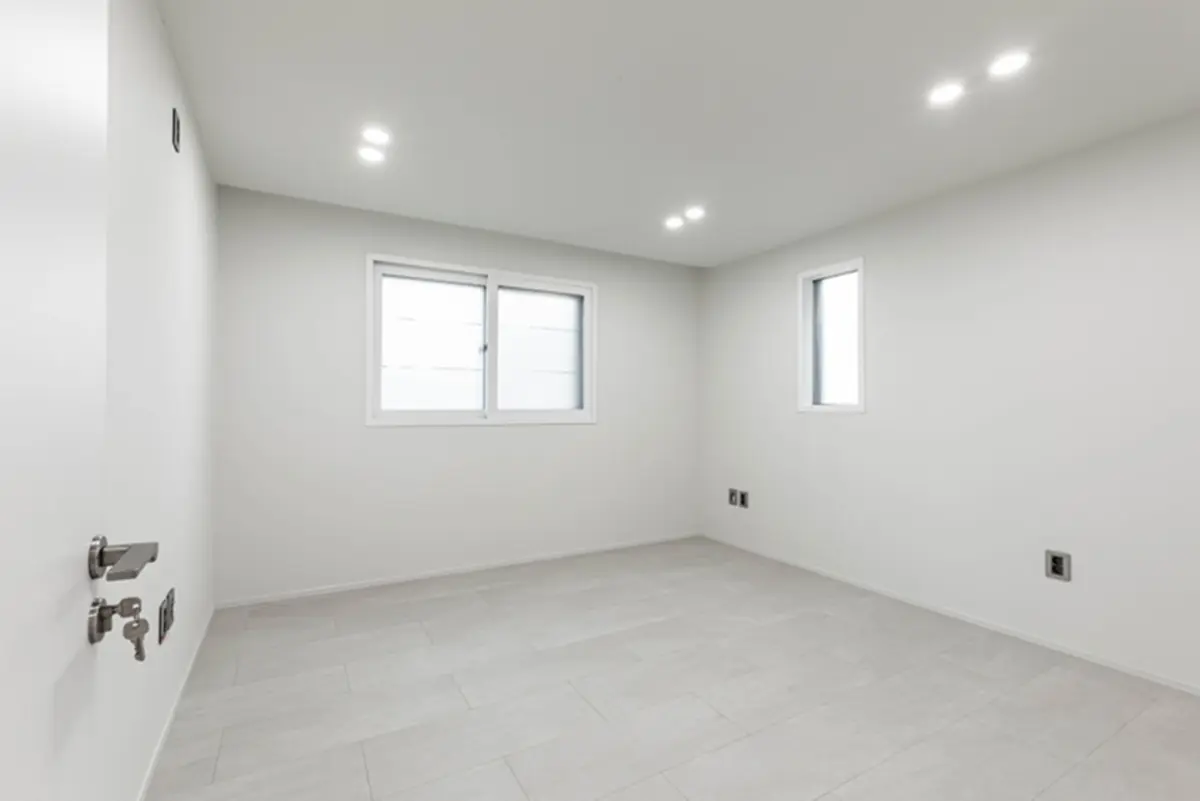 밝고 깔끔한 화이트 미니멀 침실 인테리어